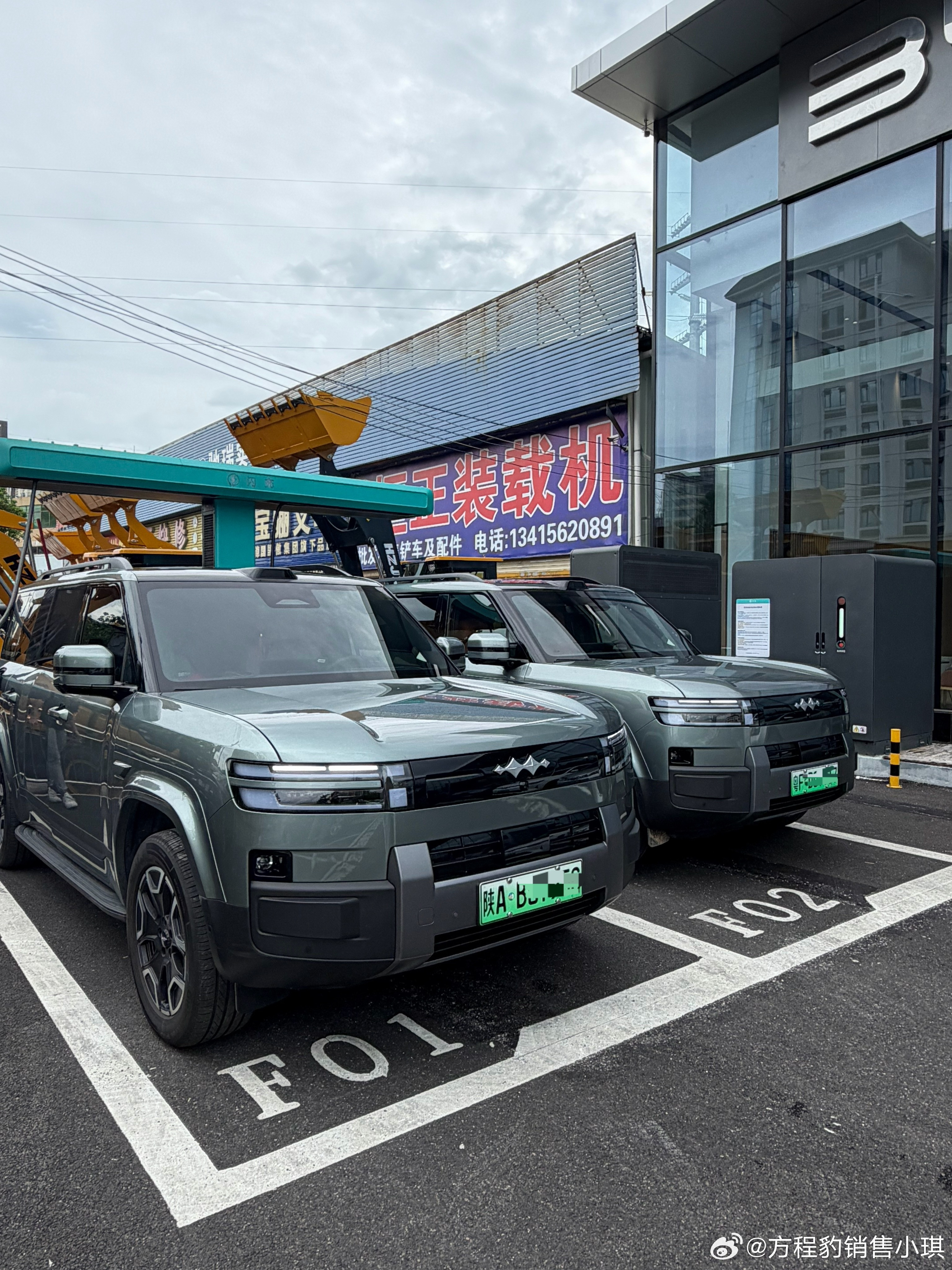 今天在充电桩偶遇了一位从西安刚提车16天就自驾游到韶关的爷爷，跟他爱人已经退休了，小书包后面还放了洗