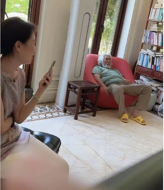 张纪中陪老婆直播，结果睡着了，直播中可以清楚的听到他鼾声四起，他老婆无奈下播，哈