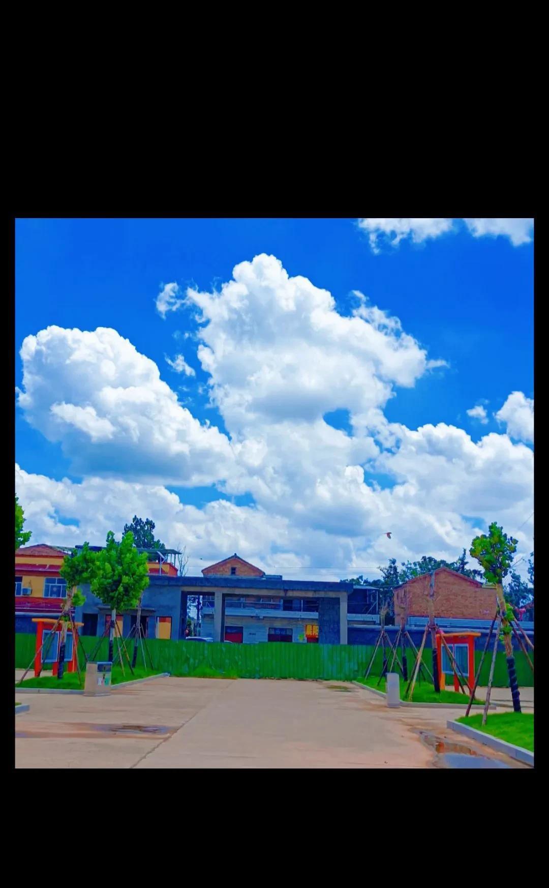 #随手拍一张你所在城市的蓝天景色#
