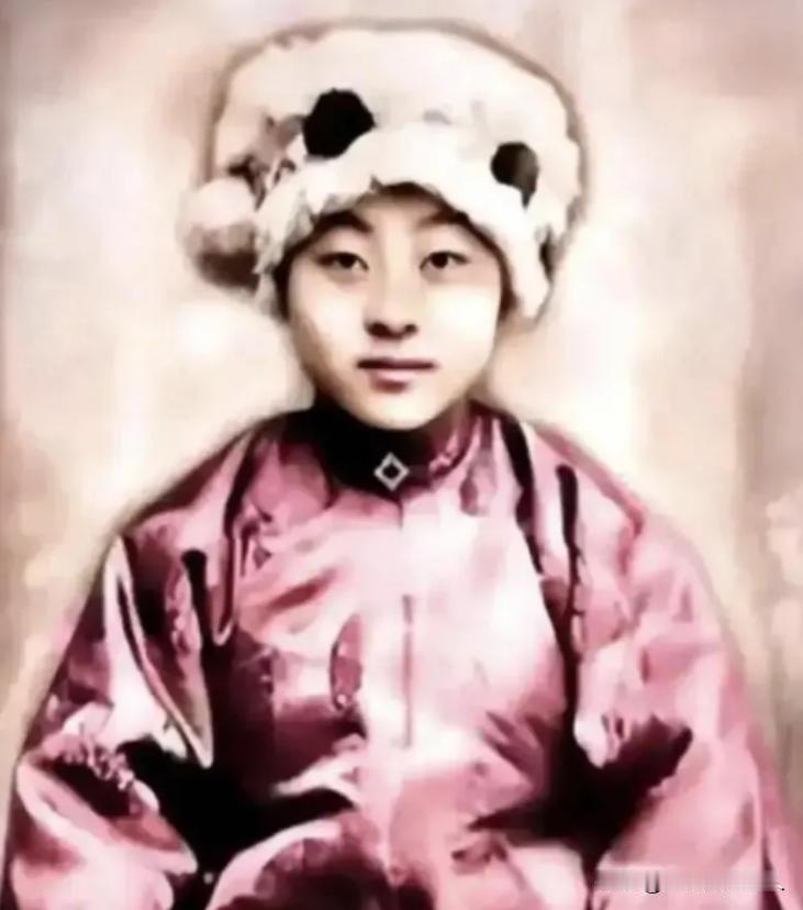 1943年，女土匪吕芪见很多男人垂涎自己的美颜，竟然说：“想和我睡觉不难，我不要