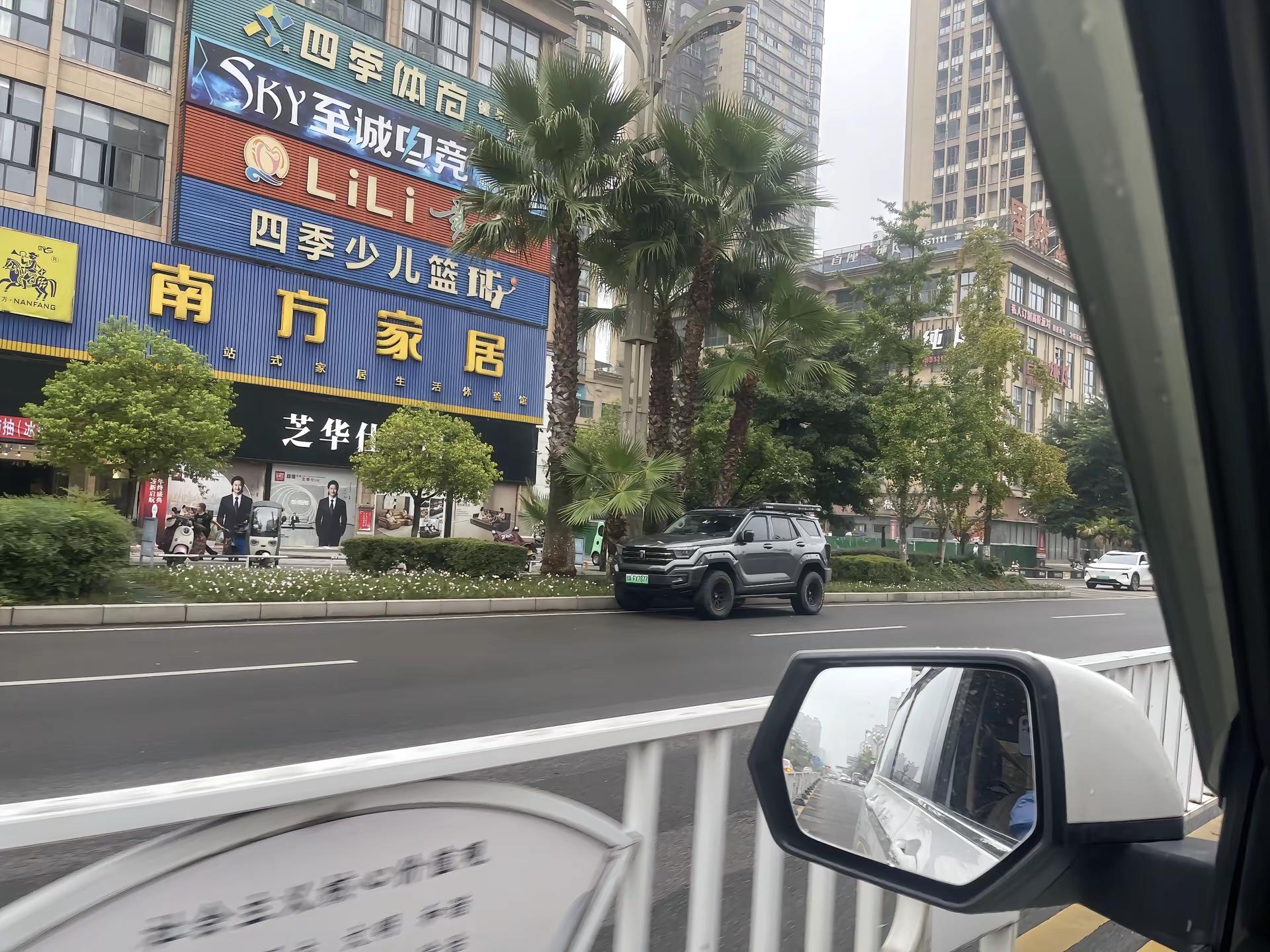 下班路过路边的时候，一眼瞥见马路边停着的车，居然是我心仪好久的坦克400。我赶紧掏出手机点开拍照界面