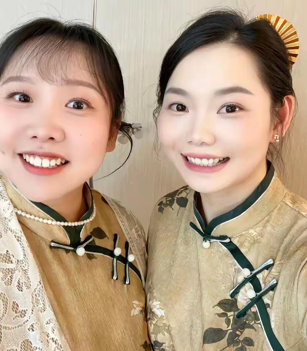 国乒陪练何卓佳长着一副“国泰民安”的脸，特别是穿上旗袍，更显东方女性的雅韵，简直