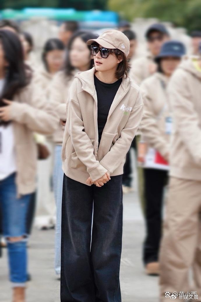 孙俪这波穿搭太惊艳！卡其色卫衣外套配阔腿裤，简约利落又满是减龄感，终于get到她