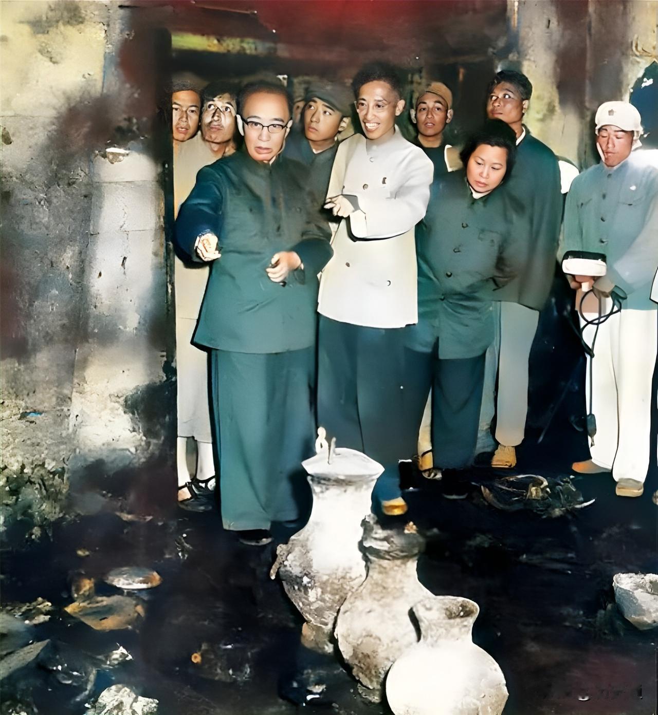 这是考古学家郭沫若亲临满城汉墓挖掘现场考察指导。1968年，解放军在河北满城陵山