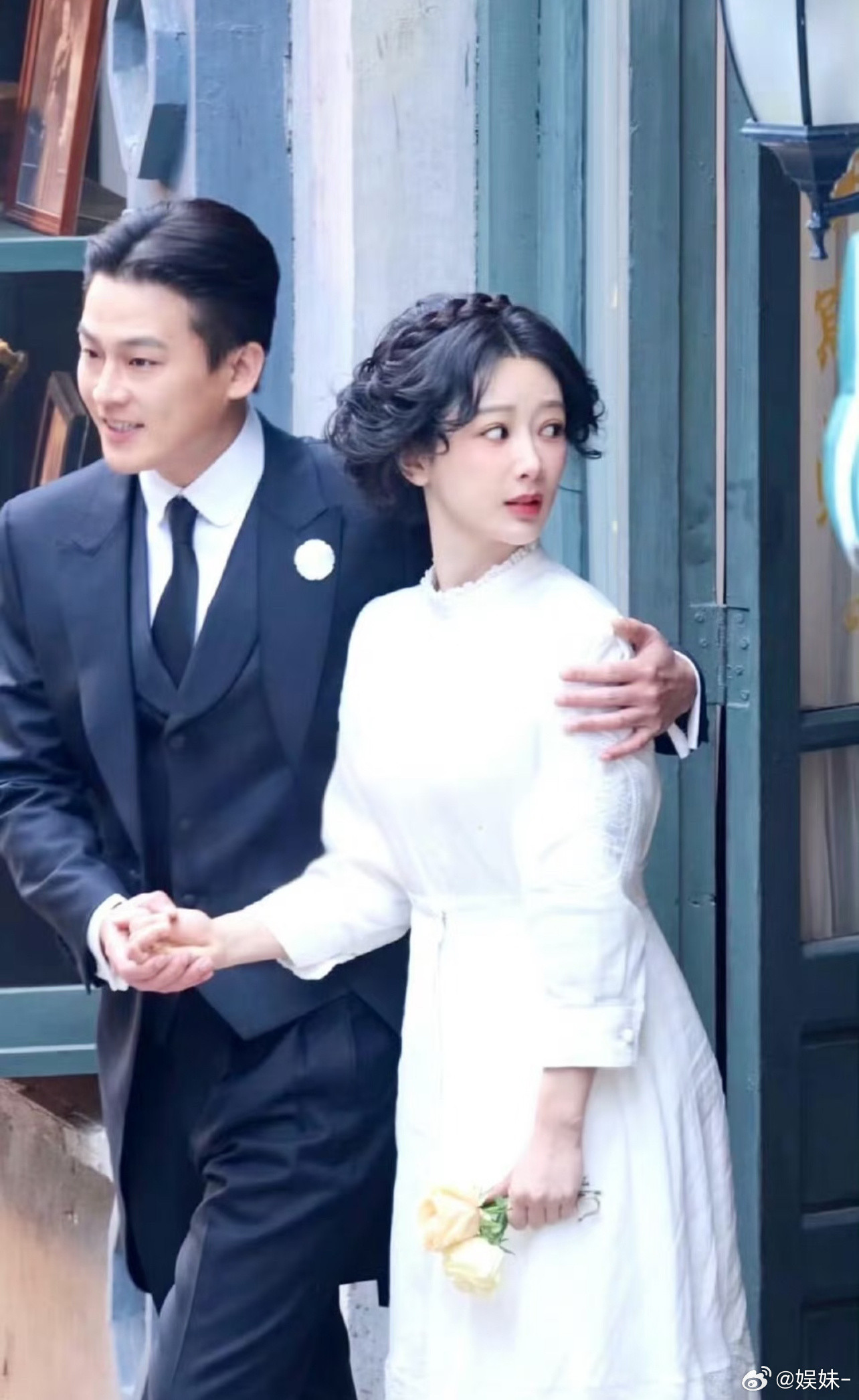 杨紫这一身从头到脚都很还原，袖子短一截哈哈哈