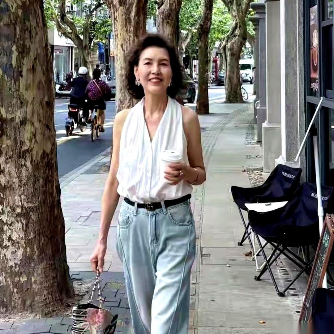上海街头，一个70岁的阿姨，直接把一条普通人行道，走成了米兰时装周的T台。当时