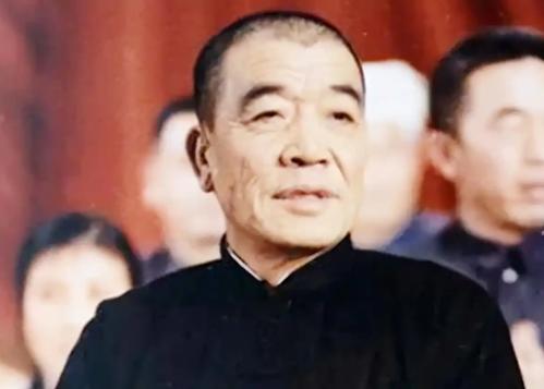 1974年，陈永贵到北大荒视察，看到路边乱七八糟的马粪，批评农场不会种地，场长没