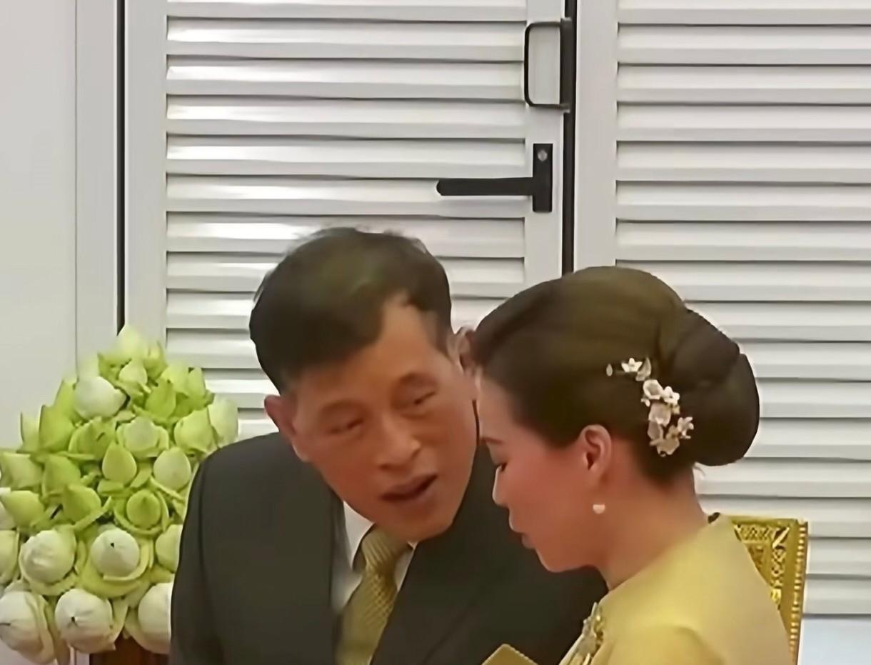 泰王年纪大了，变得慈祥了，再也没有以前狠厉的锋芒了。苏提达王后是来上班后，职业素