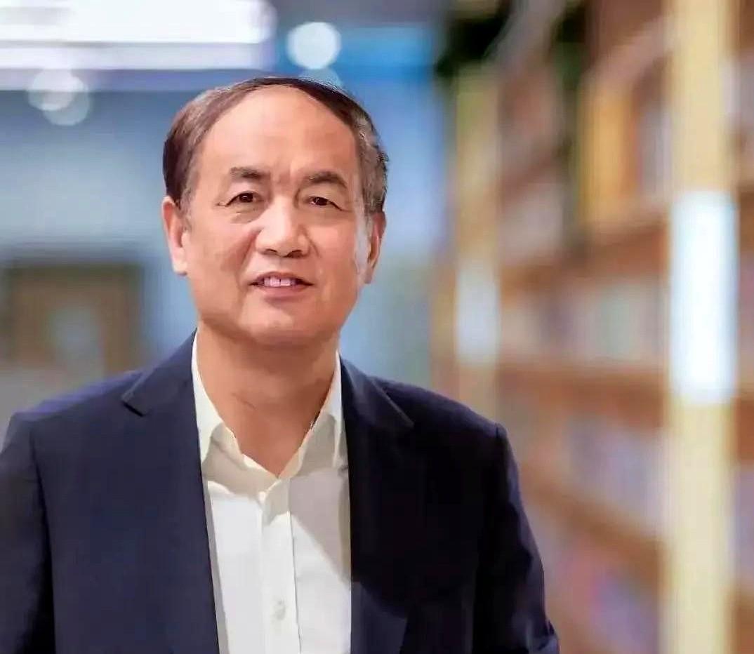 深圳中学校长朱伟华，被誉为广东最好的中学校长。他的成功，不仅仅是个人的努力，还