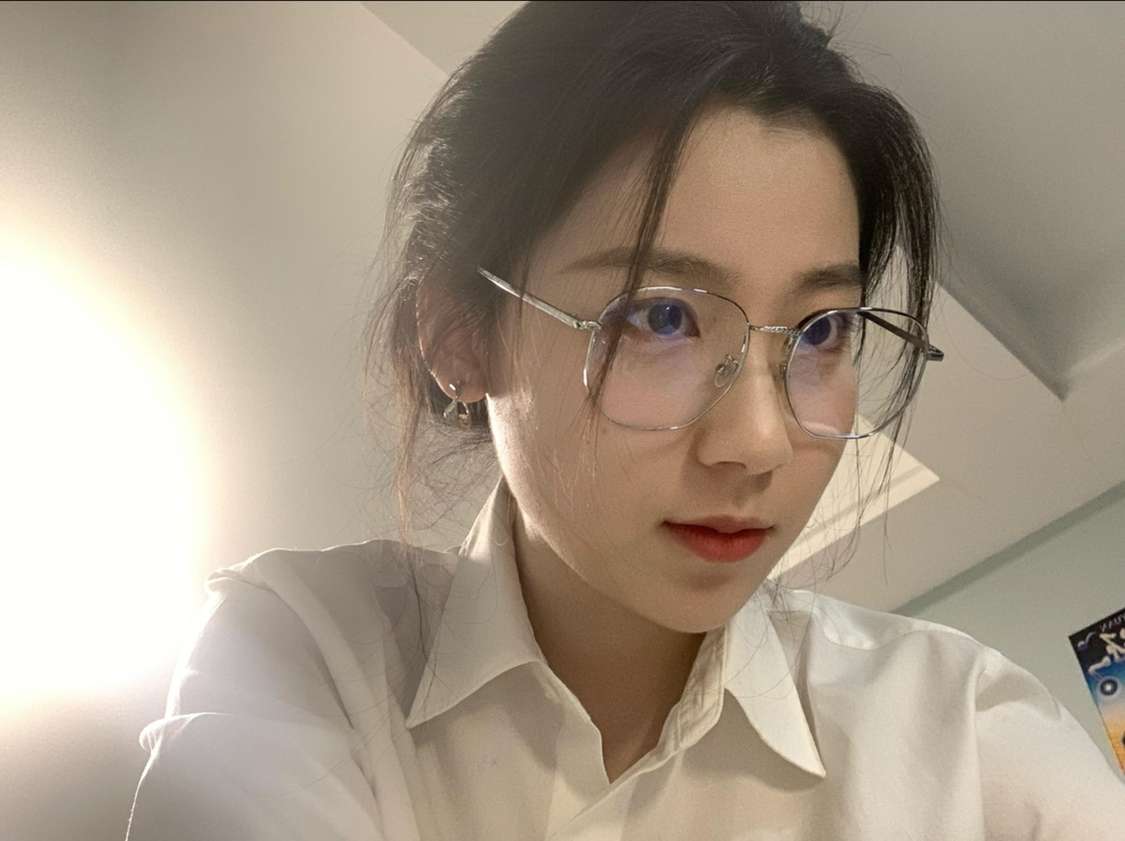 同事今天新配的眼镜，刚发的朋友圈，我怎么夸她一下呢？