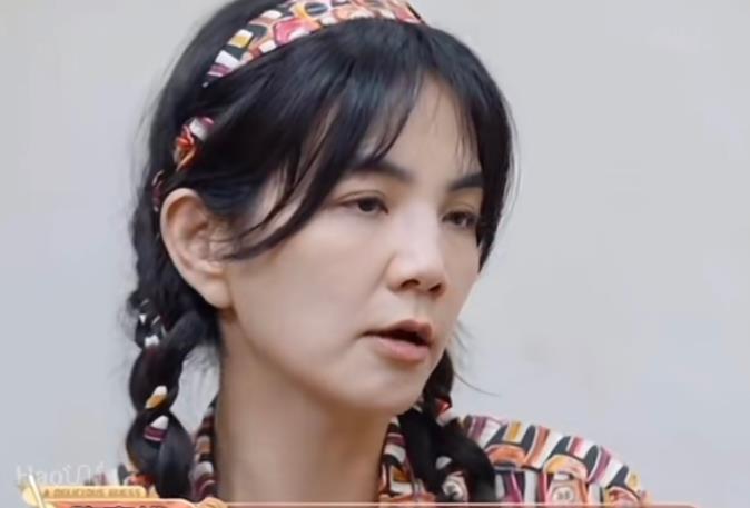 羡慕S.H.E三个人的友情。Selina烧伤那年房贷压力山大，Ella和Heb