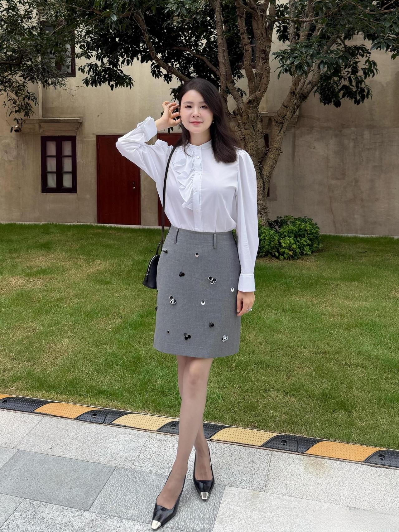 这套穿搭是优雅甜美的轻复古少女风，精致又带灵动细节。白色泡泡袖衬衫自带复古宫廷感