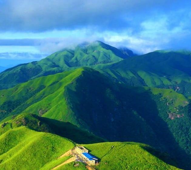 武功山，山峦间流淌的云海如诗如画，让人有种飘然若仙的感觉！