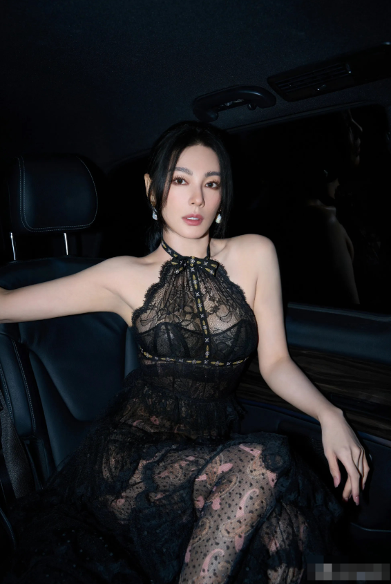 张雨绮的黑色透视裙，尽显时尚神秘朦胧的美感。