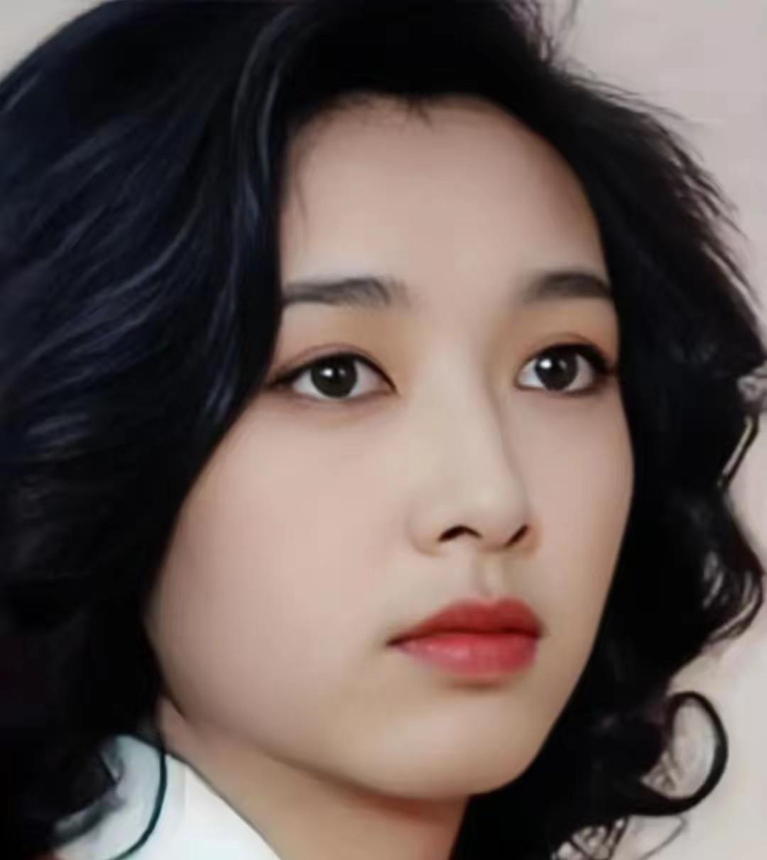 因为《过把瘾》出名的她，确实很有韵味，有人说她长得并不漂亮，但很精致，厚厚的嘴唇