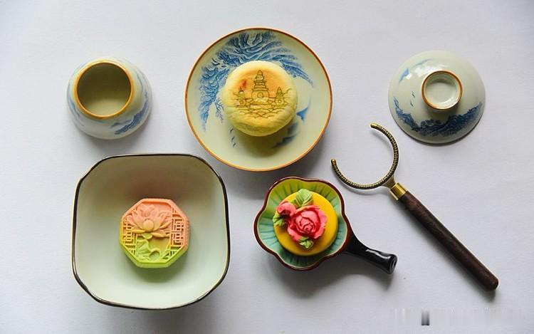 我认为甜的。月饼我还是习惯吃甜的，比如五仁、豆沙、枣泥、莲蓉，这些传统口味都