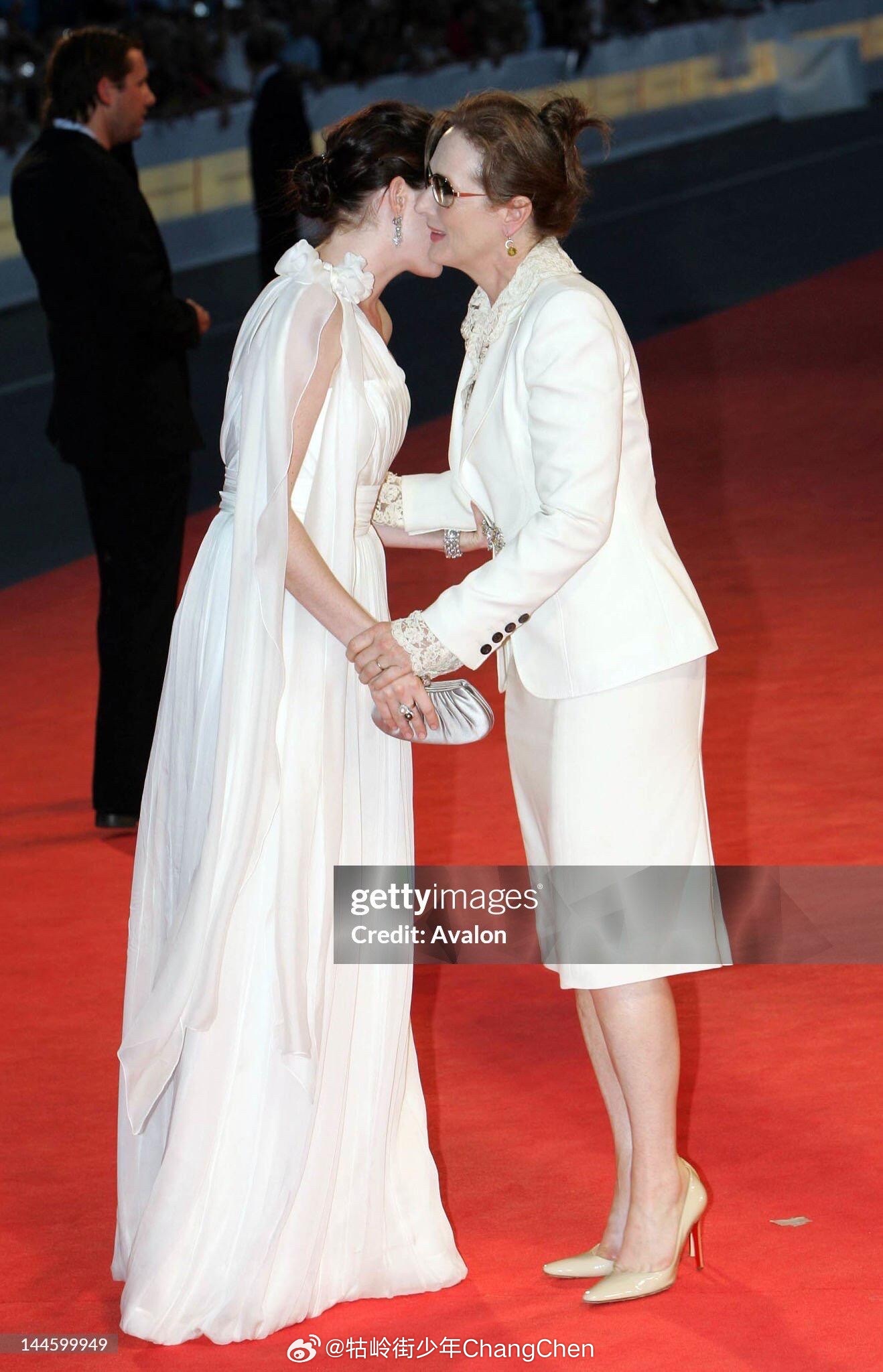 梅丽尔·斯特里、普安妮·海瑟薇携手出席《穿普拉达的女王》红毯，当年真的有在暗悄悄
