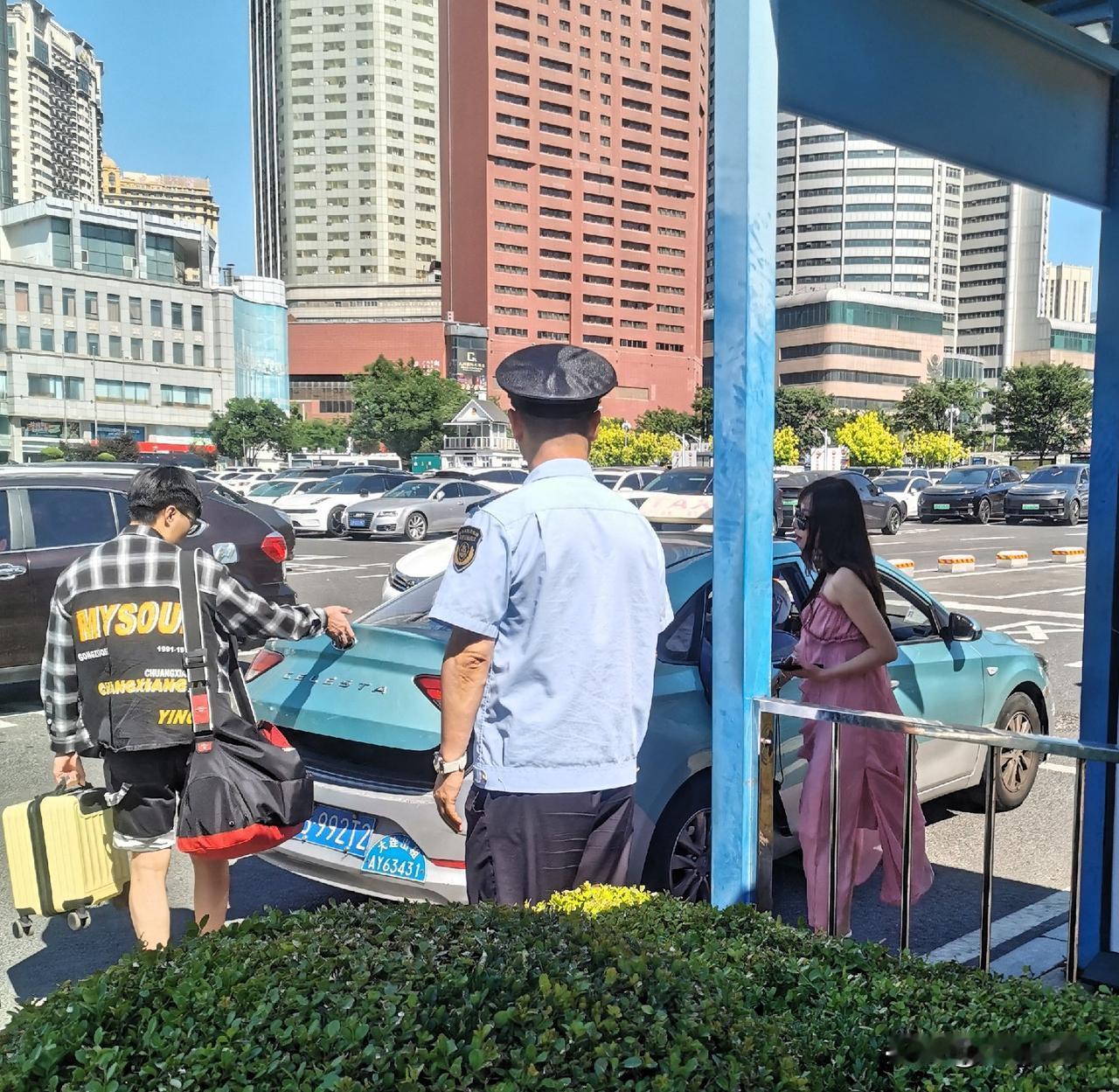 今年大连的天气真叫人丈二和尚摸不着头脑，真不知道这个夏天应当怎么穿？穿什么？