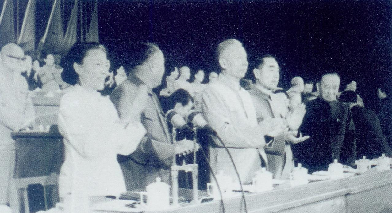 1957年9月9日-20日，中国妇女第三次全国代表大会在北京召开。（下图前排左起