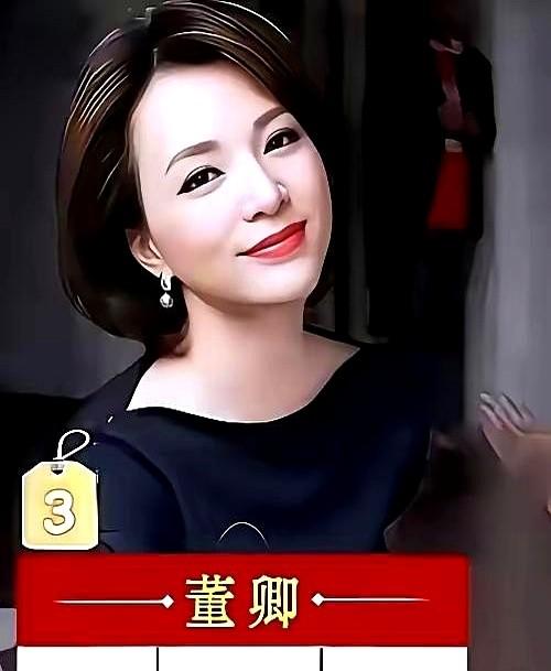 河北农村婚礼上，52岁的方琼素颜坐在塑料凳上刷手机，照片传开，网友都说她状态像3
