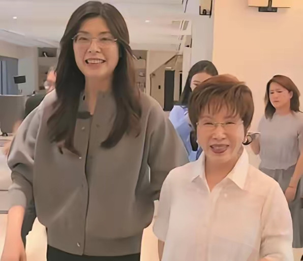 大陆贺电刚到，郑丽文的回电就炸了！‘承认九二共识’，‘承认台湾人都是中国人’！这哪是回电，这是在选举