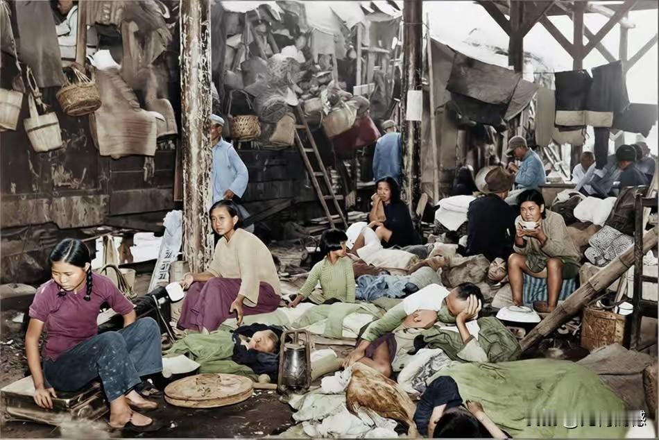 日本鬼子侵略我们的时候，制造了无数的难民潮，照片中所显示的一幕，就是当年逃难的人