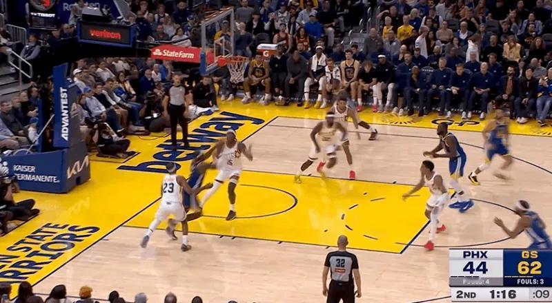 库里又出来日天了。库里这么打球，就问你怕不怕？这出手速度，这距离，其实，格林