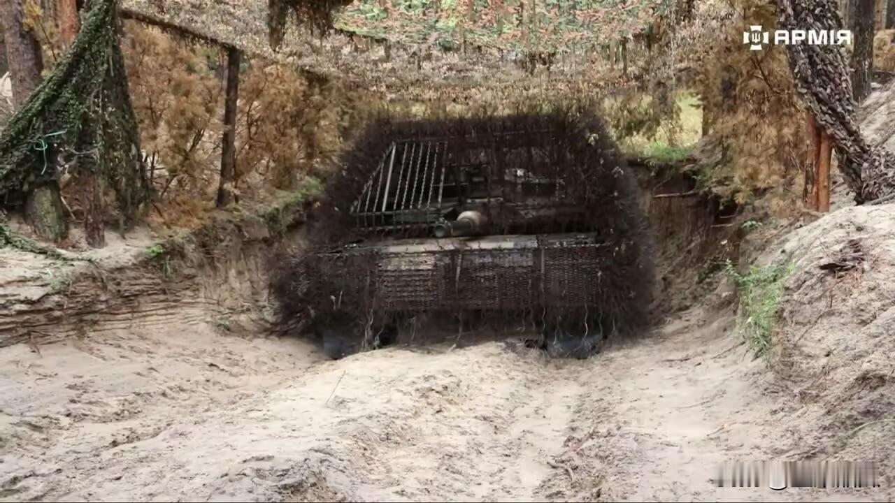 乌克兰武装部队第225独立突击团的坦克兵已接收了原澳大利亚的M1A1AIM艾布