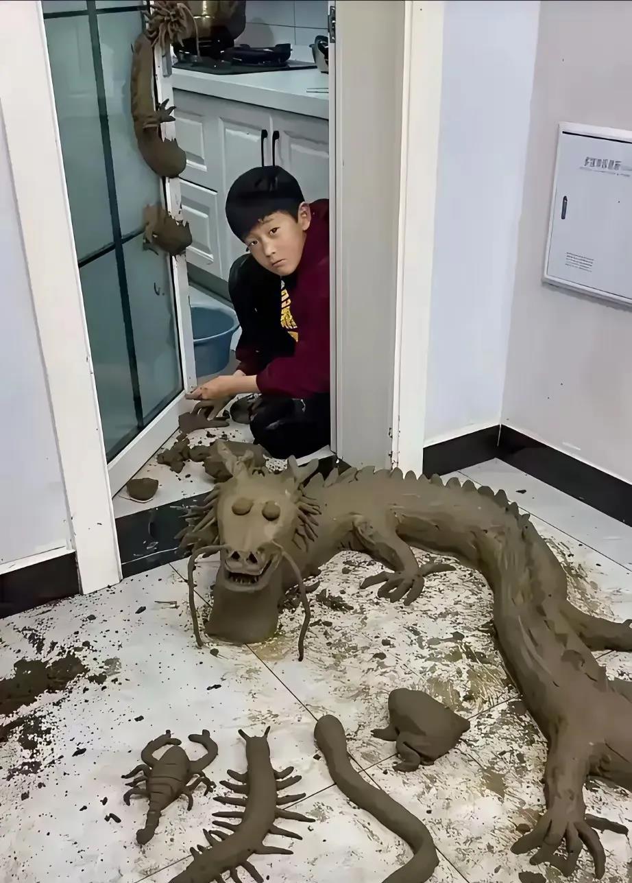 小盆友做手工，一会儿可能屁股疼！