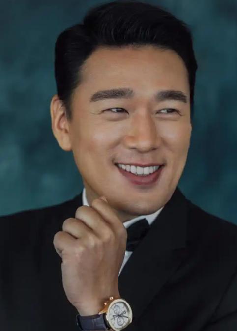 当年，王耀庆为了打游戏4个月不出门，买8台电脑，20个账号。可是女房东收租时，王