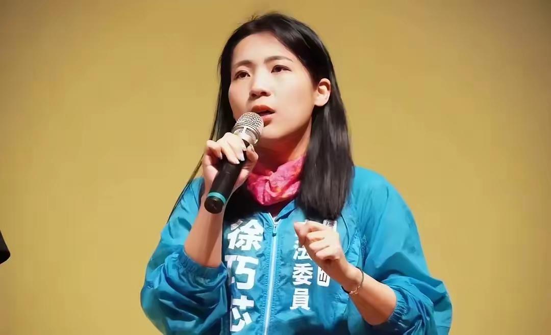 徐巧芯搬起石头砸自己的脚。因为在立法院提出8000亿军购，被外界称为“徐八千”。