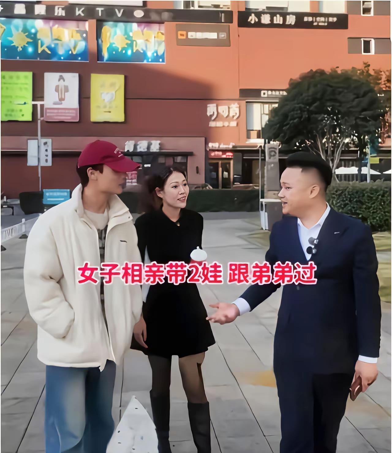 热闹的商圈街头，一场相亲把很多人看愣了。31岁的日料店长，月薪一万五，踏踏实实