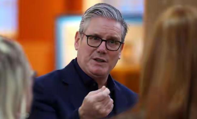 英国首相斯塔默最近干了两件让人惊掉下巴的事儿！他说不管受到多大压力，都不会批