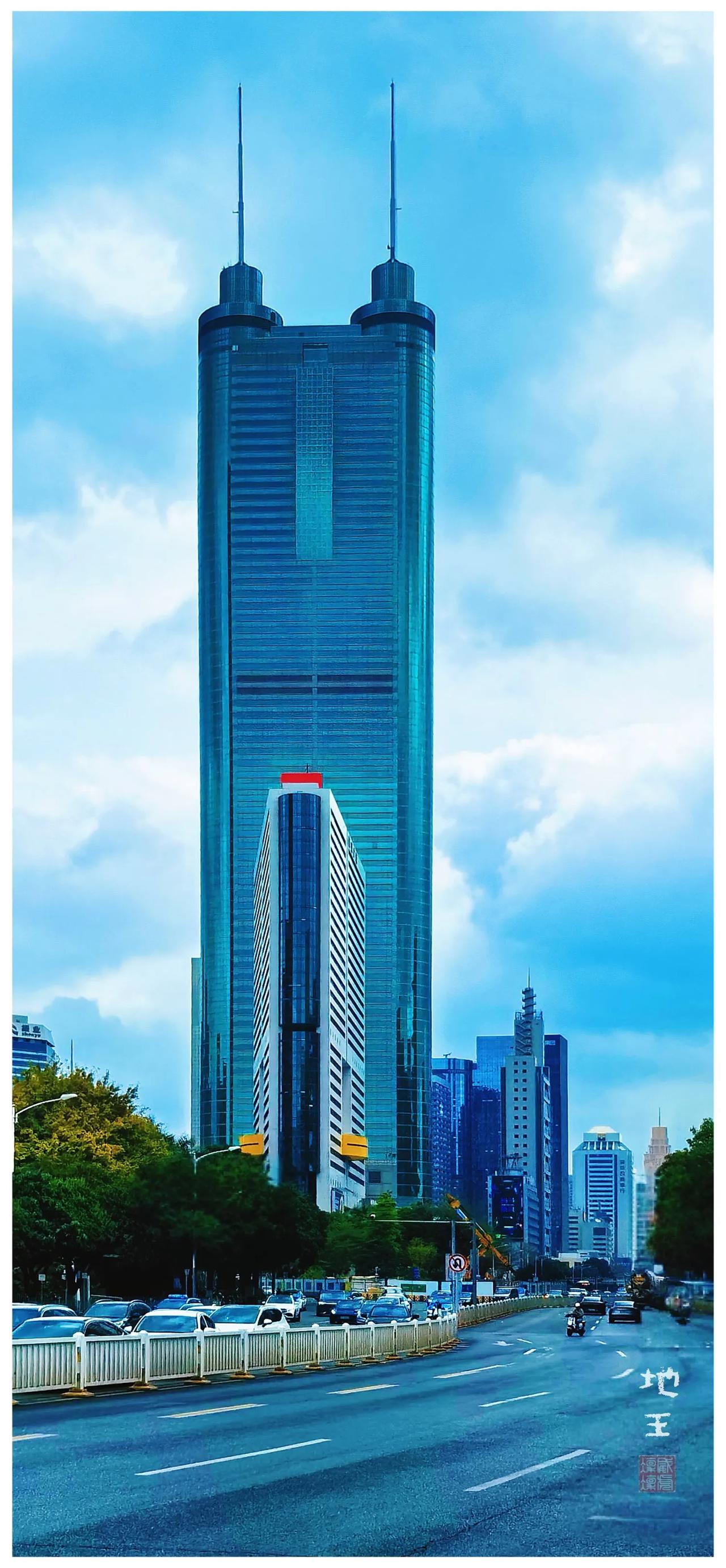 深圳地王大厦，正式名称为信兴广场深圳地王商业大厦，是深圳的地标性建筑之一。19