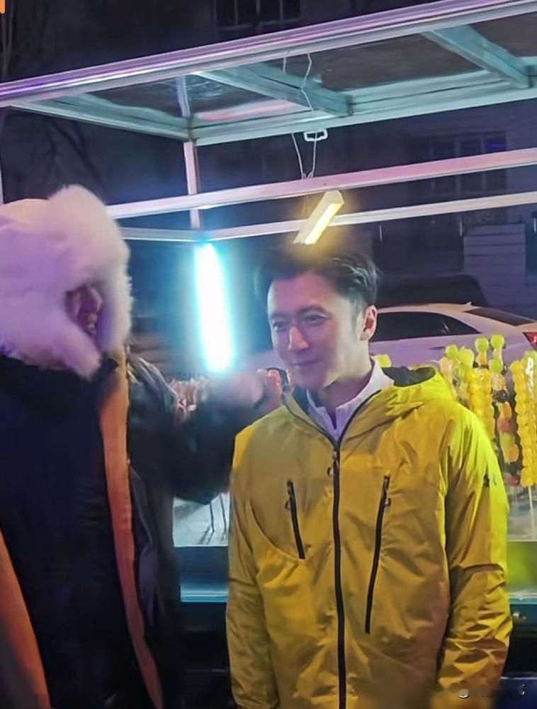 笑发财了，东北大哥这热情是直接焊在DNA里是吧？搂着谢霆锋肩膀拍照那下，人家
