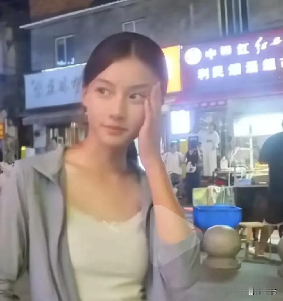 七七确实是中了基因彩票，因为她的面部比例和骨相都很天然优越，那些说生活中有很多这