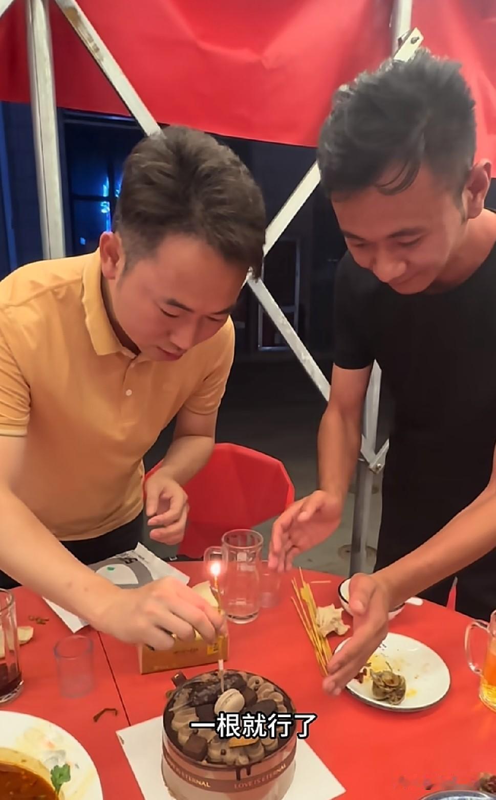 昨天是厉怀远的生日。厉怀远，晚上一个人坐在吃的七零八落的桌子前，显得很落寞，白