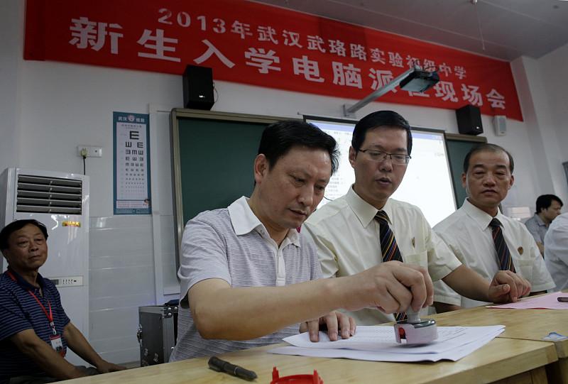 教师资格证5年一注册，建议由学校统一办理，校长作为第一责任人。集体办理，能省去老