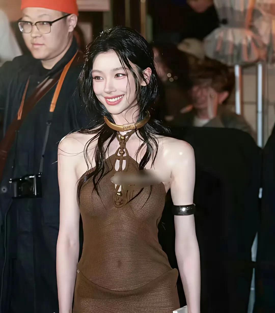 又一个网红勇闯娱乐圈。看看易梦玲这蜕变，是不是妥妥滴像重生杀回来的大女主。难
