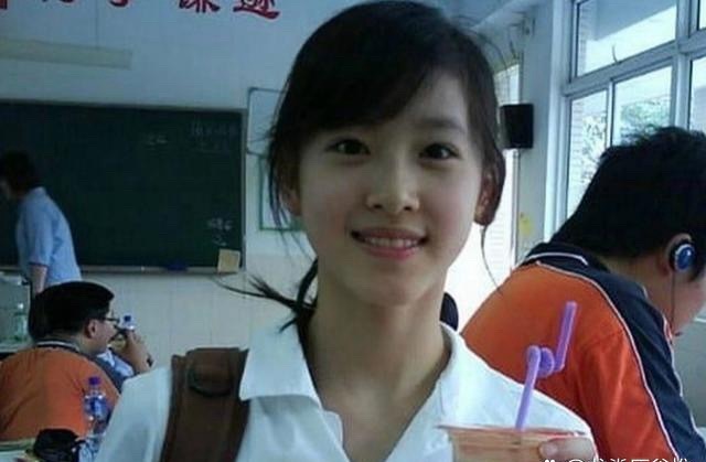 章泽天当年凭借一张手捧奶茶的照片红遍网络，那会儿她脸上满满的胶原蛋白，眼睛亮得跟