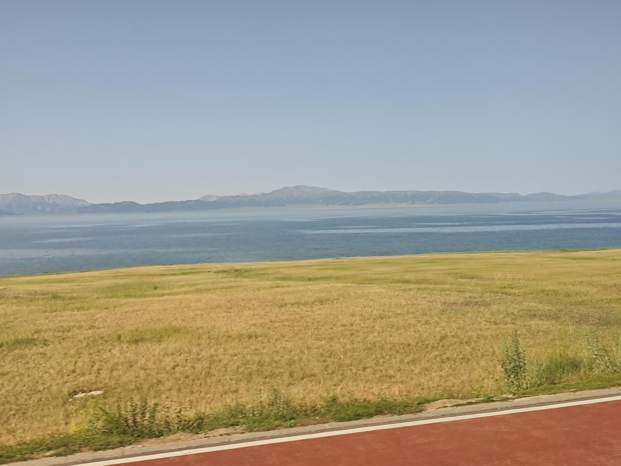 赛里木湖印象赛里木湖位于中国地图的鸡屁股处，也是欧亚大陆的中部，远离太平洋，