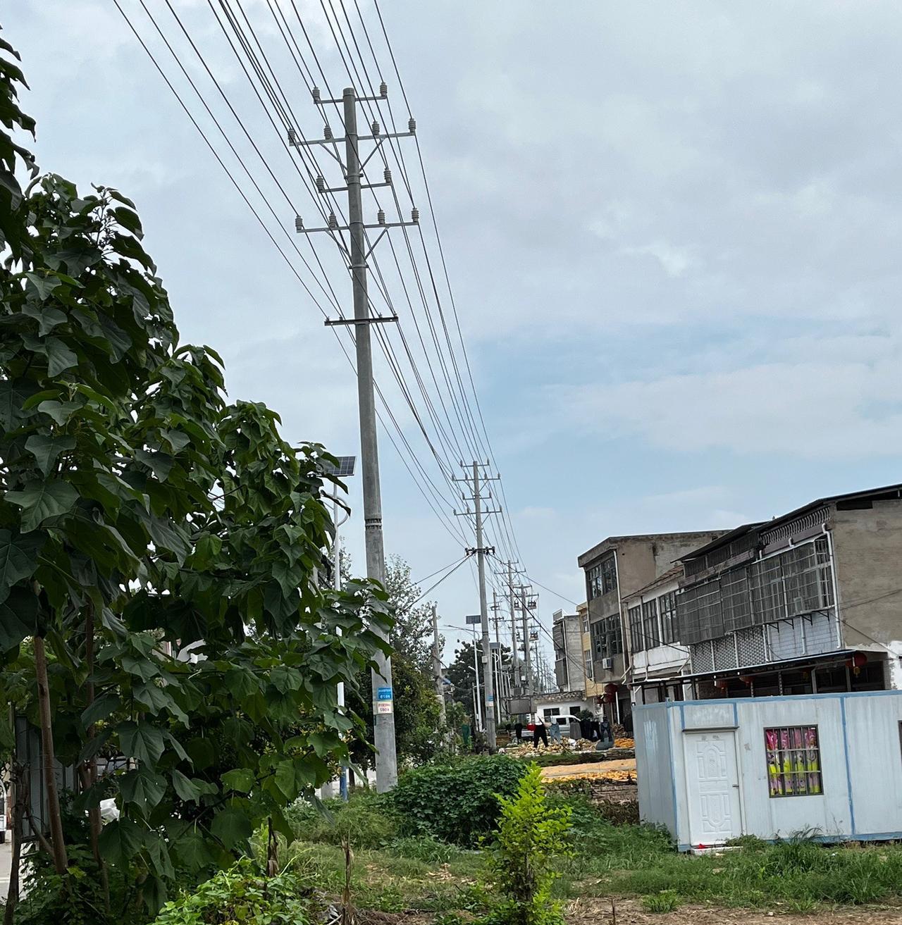 农民喜欢沿路盖房子，说白了还是想减轻生活的压力都知道沿路盖房子不好：不安全，影