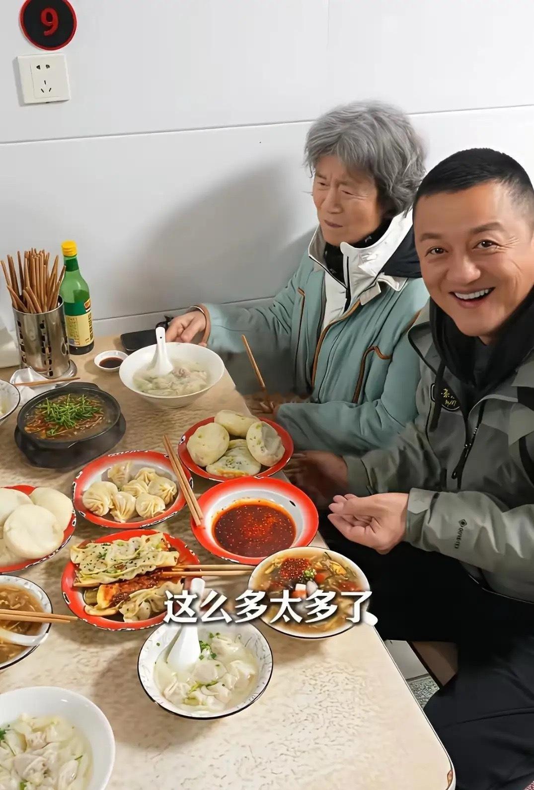 原来出不出名，有没有钱，都是过着普普通通的一天！李亚鹏回她妈妈老家了，大清早带妈