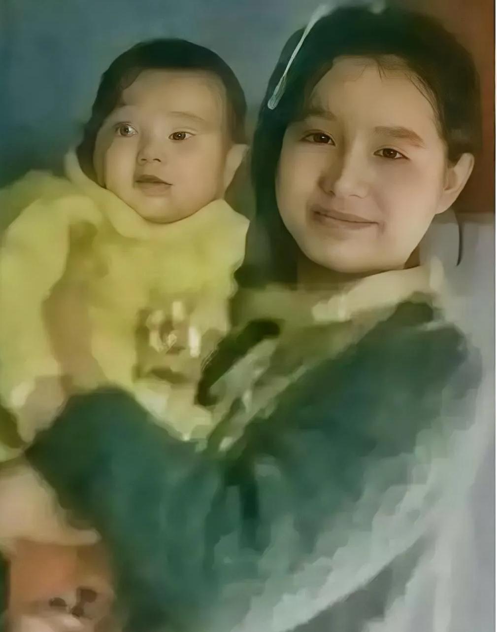 1976年女知青抱子回京，母亲怒骂后却抢着养娃，真相破防了1976年，25