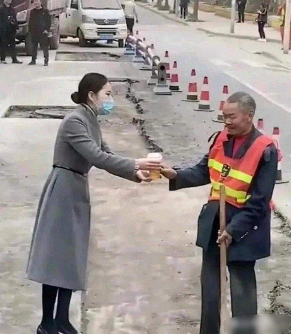 被第一张图感动，被第二张图恶心到了
