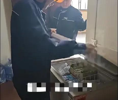 7月16日，河南长垣，河南矿山全体员工实现冰糕自由，老板崔培军虽然出差在外，高温