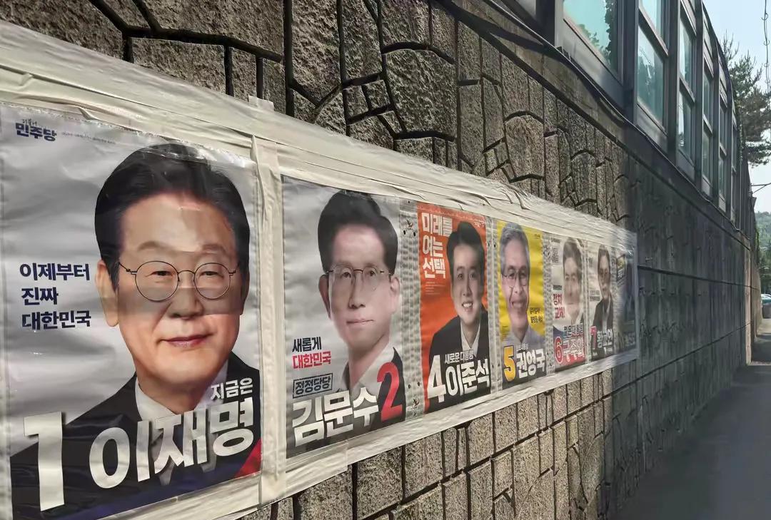 整个韩国中的总统竞选中李在明几乎是压倒性的优势。李在明获得了决定性的胜利，可他怎