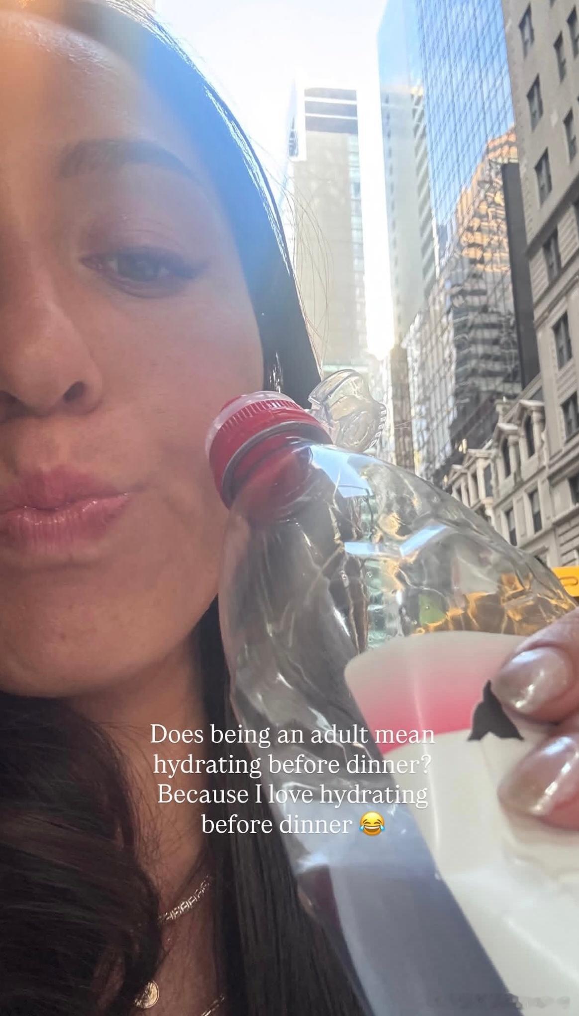 美网2026佩古拉！抛出一个灵魂拷问：是不是作为成年人就意味着，要在晚饭前补水