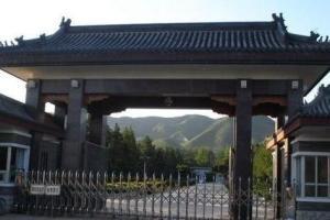 1958年，修建秦城监狱的时候，对秦城村的土地进行了征购。村子里的村民们，大多是