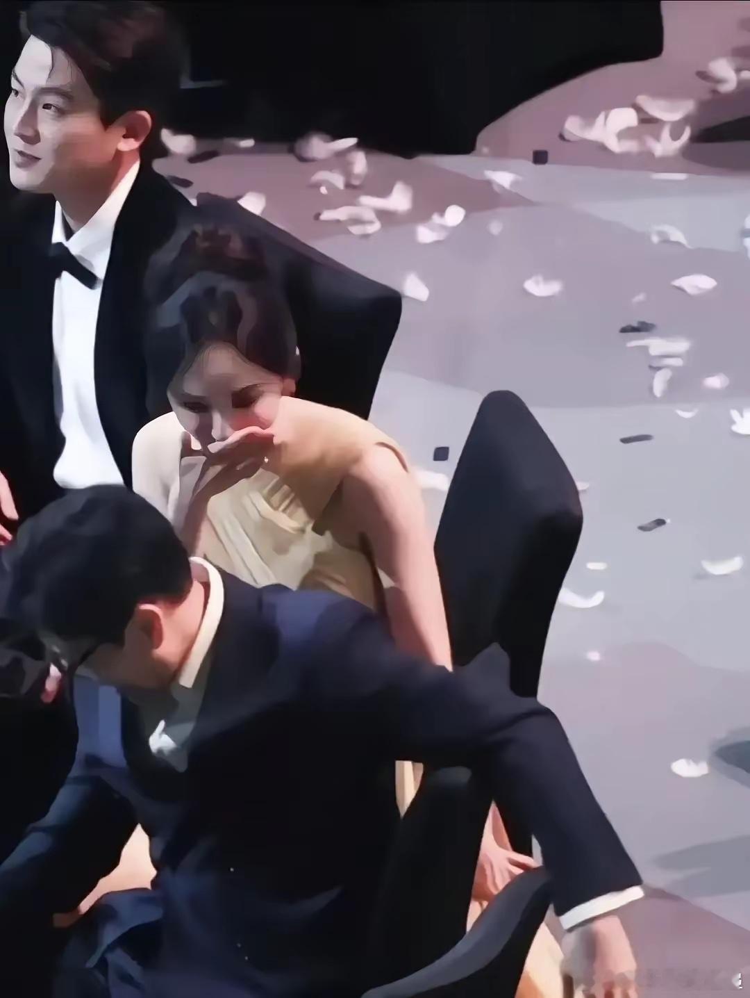 明星最大的虚伪，是假装不熟。你看杨幂。盛典现场，她不按座位表来，径直到于和伟身边